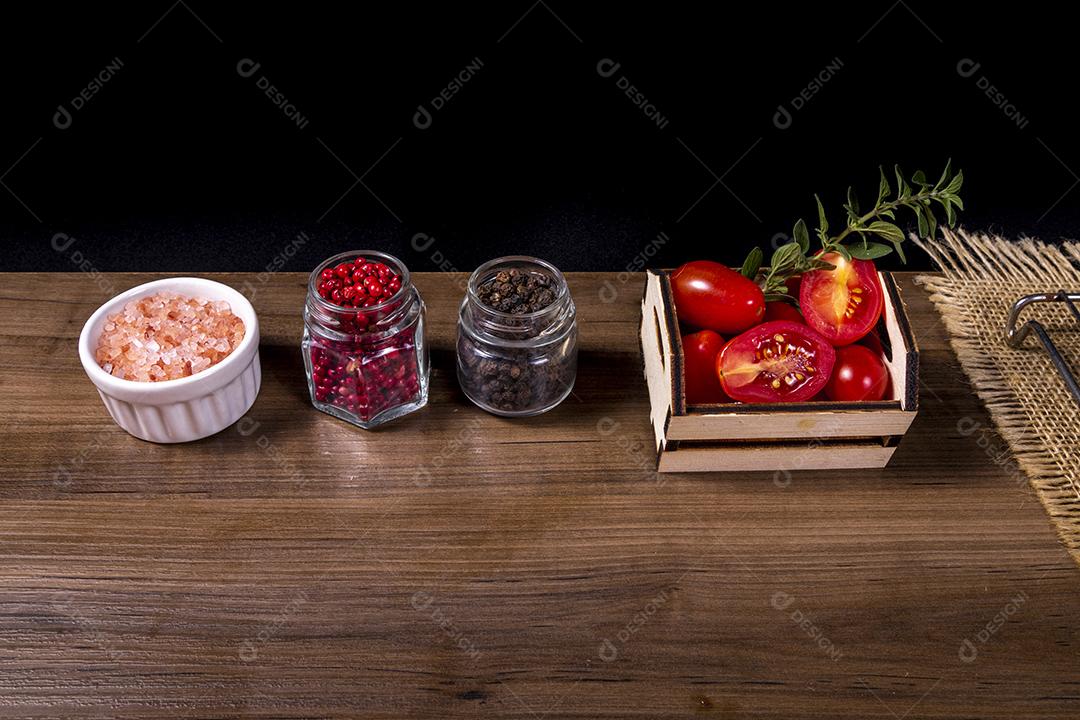 Fotos Mistura de especiarias, grãos de pimenta vermelha e preta, sal rosa do himalaia