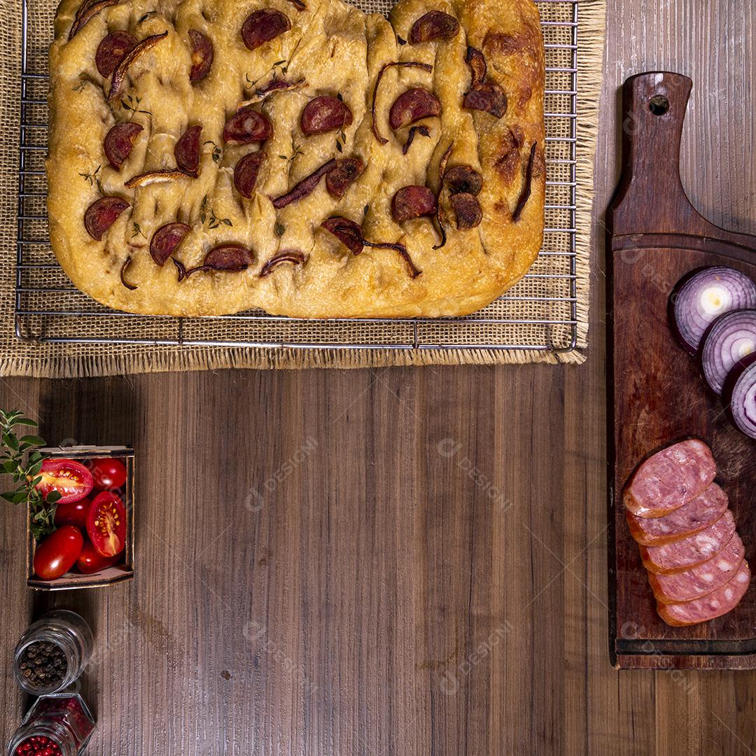 Fotos Focaccia tradicional italiana com calabresa, tomate cereja, azeitonas pretas, alecrim