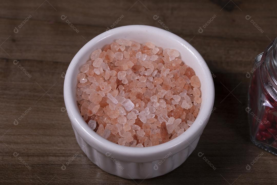 Closeup na tigela com sal rosa do Himalaia Imagem JPG
