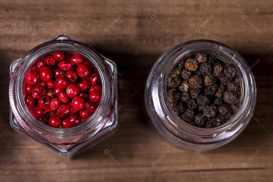 Frascos de vidro com pimenta preta e vermelha Imagem JPG