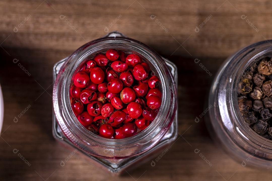 Frascos de vidro com pimenta preta e vermelha Imagem JPG