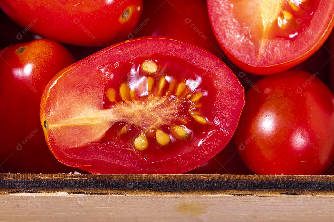 fechar a caixa de madeira com tomates Imagem JPG