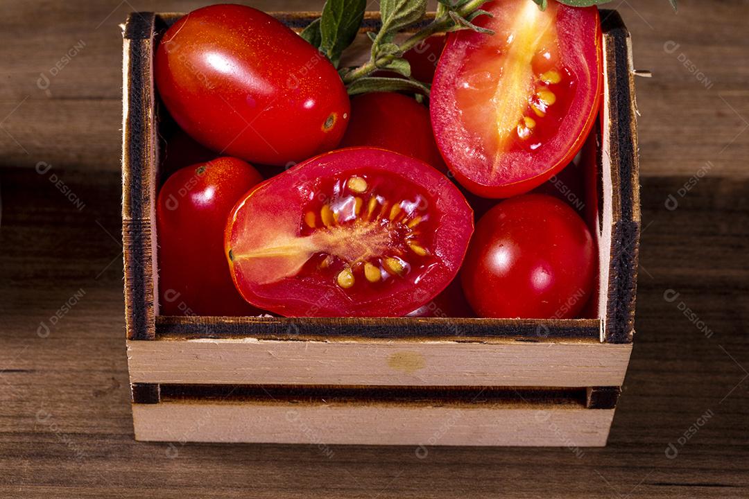fechar a caixa de madeira com tomates Imagem JPG