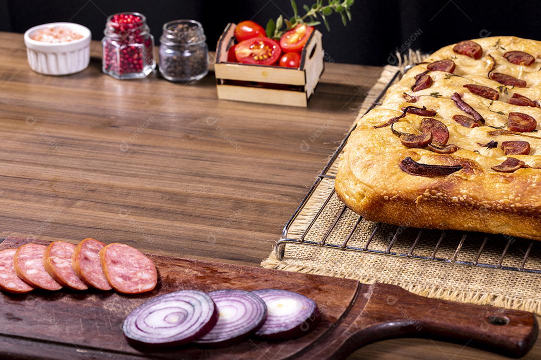 Tradicional italiana Focaccia com tomate cereja, azeitonas pretas e alecrim Imagem JPG