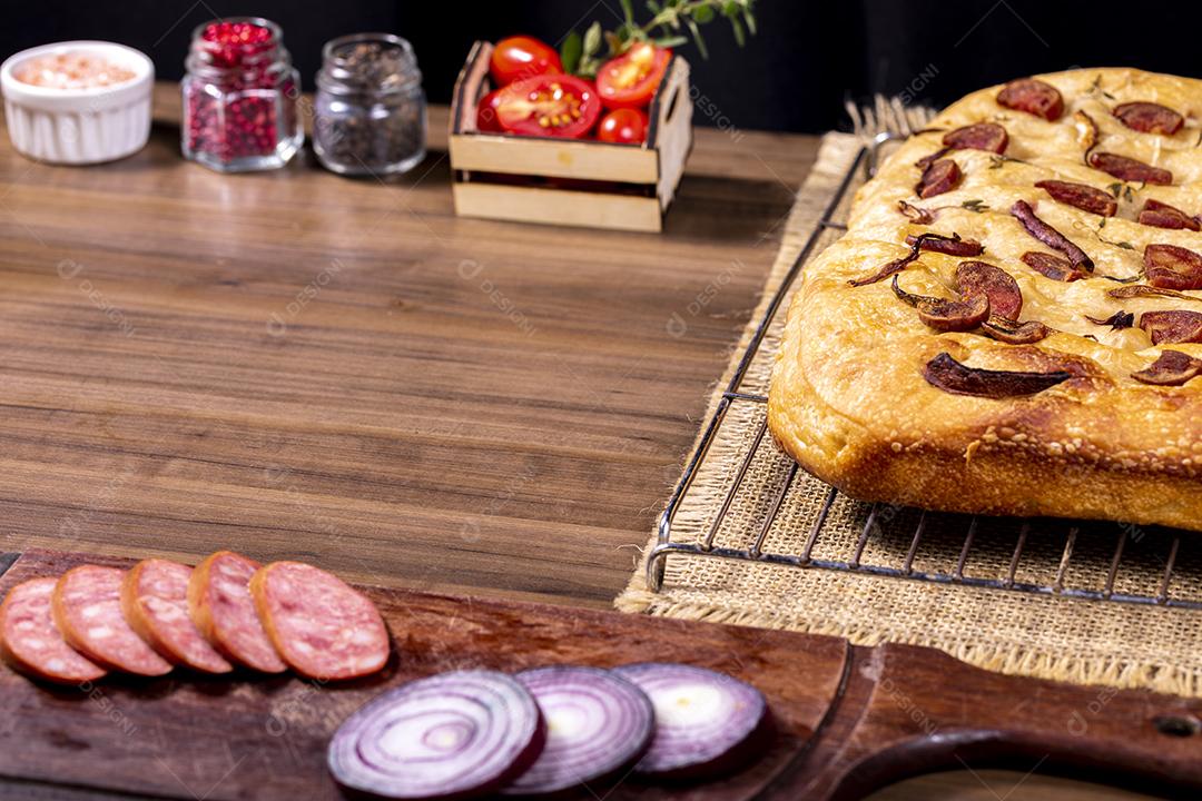 Tradicional italiana Focaccia com tomate cereja, azeitonas pretas e alecrim Imagem JPG