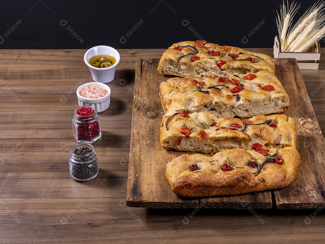 Fotos Focaccia tradicional italiana com calabresa, tomate cereja, azeitonas pretas, alecrim