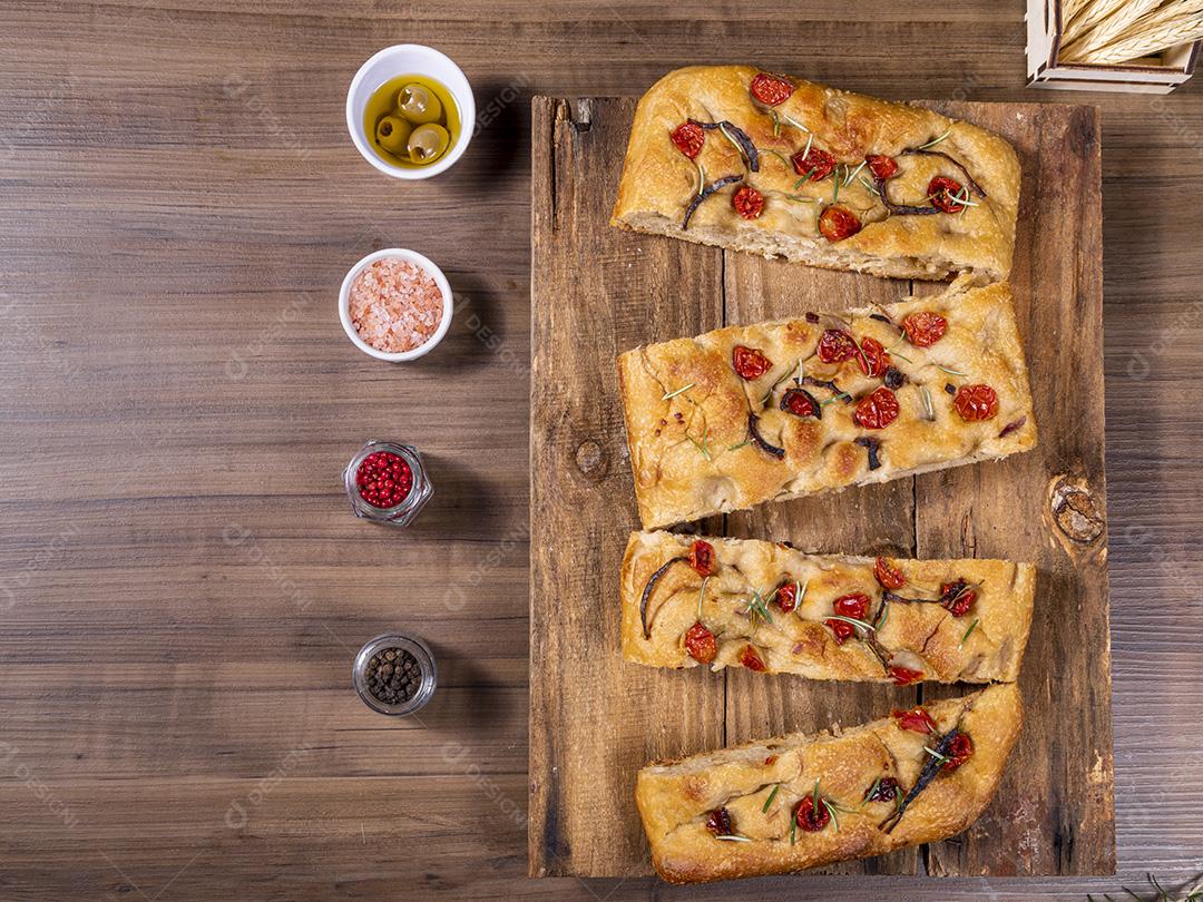 Fotos Focaccia tradicional italiana com calabresa, tomate cereja, azeitonas pretas, alecrim