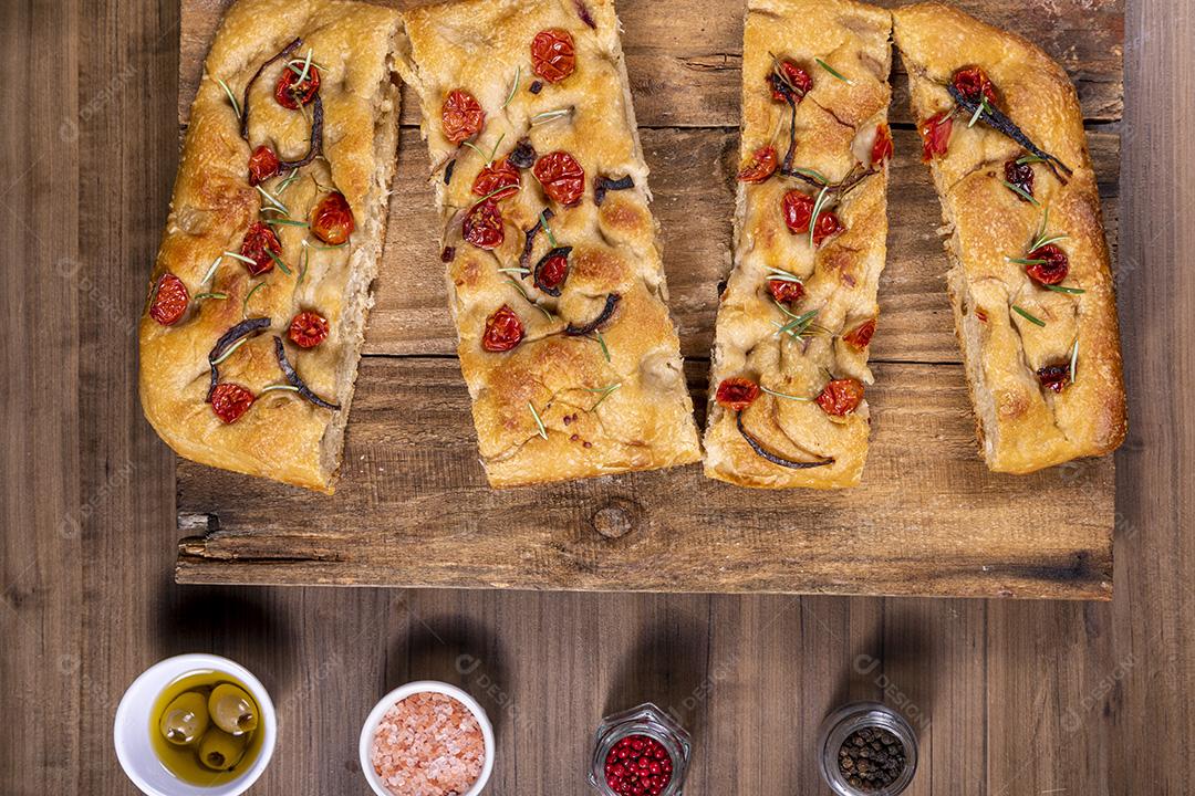 Fotos Focaccia tradicional italiana com calabresa, tomate cereja, azeitonas pretas, alecrim