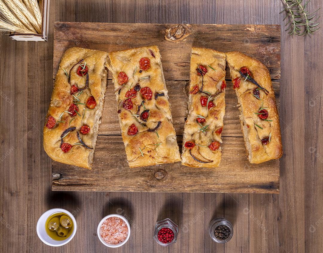 Fotos Focaccia tradicional italiana com calabresa, tomate cereja, azeitonas pretas, alecrim