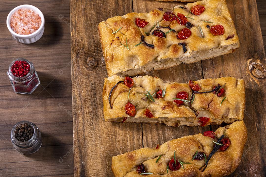 Fotos Focaccia tradicional italiana com calabresa, tomate cereja, azeitonas pretas, alecrim