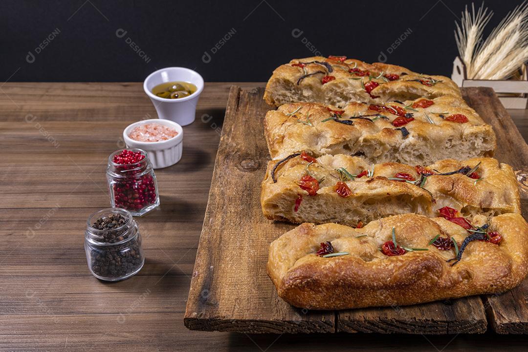 Fotos Focaccia tradicional italiana com calabresa, tomate cereja, azeitonas pretas, alecrim