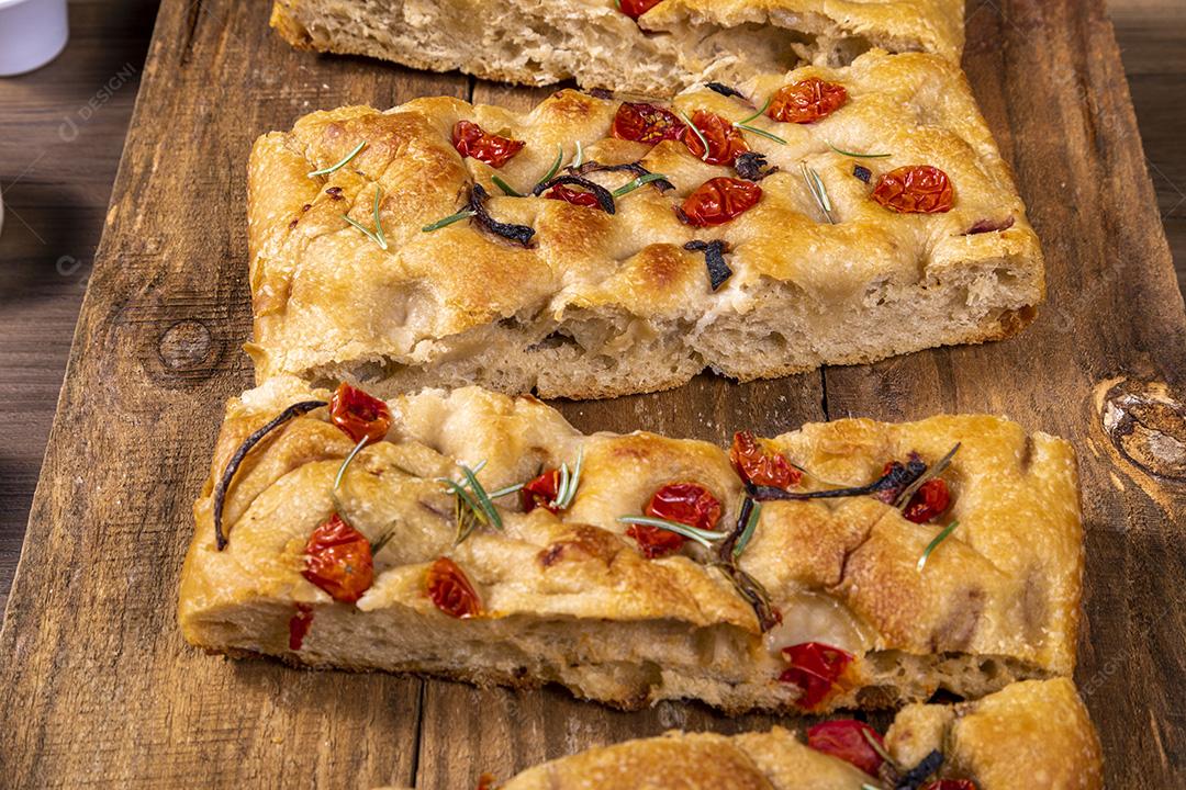 Fotos Focaccia tradicional italiana com calabresa, tomate cereja, azeitonas pretas, alecrim