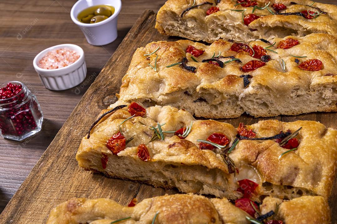 Fotos Focaccia tradicional italiana com calabresa, tomate cereja, azeitonas pretas, alecrim