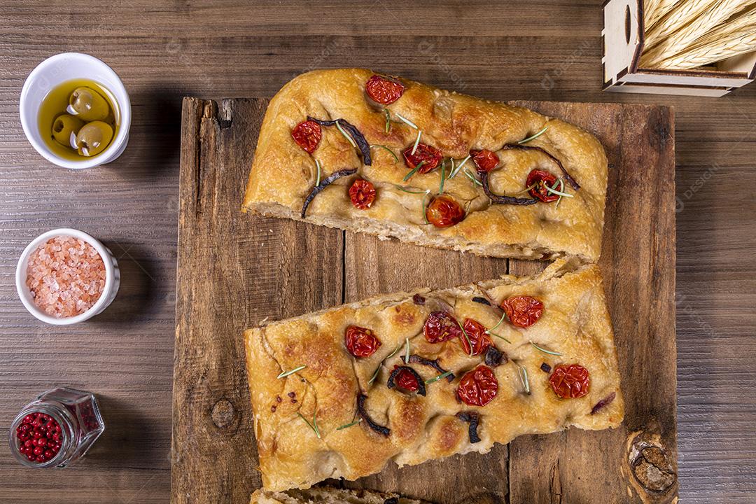 Fotos Focaccia tradicional italiana com calabresa, tomate cereja, azeitonas pretas, alecrim