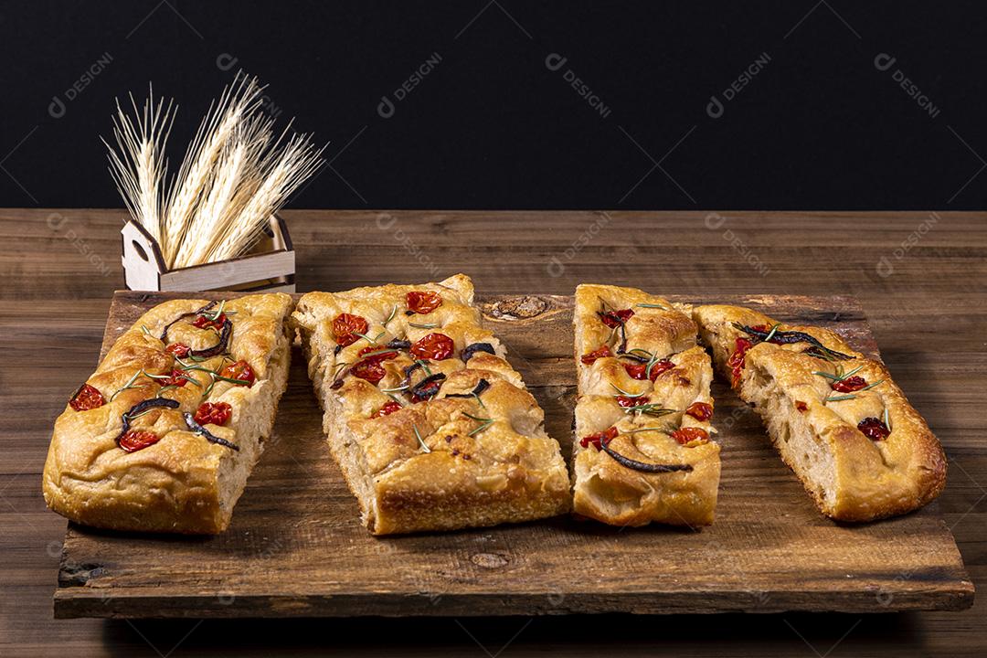 Fotos Focaccia tradicional italiana com calabresa, tomate cereja, azeitonas pretas, alecrim
