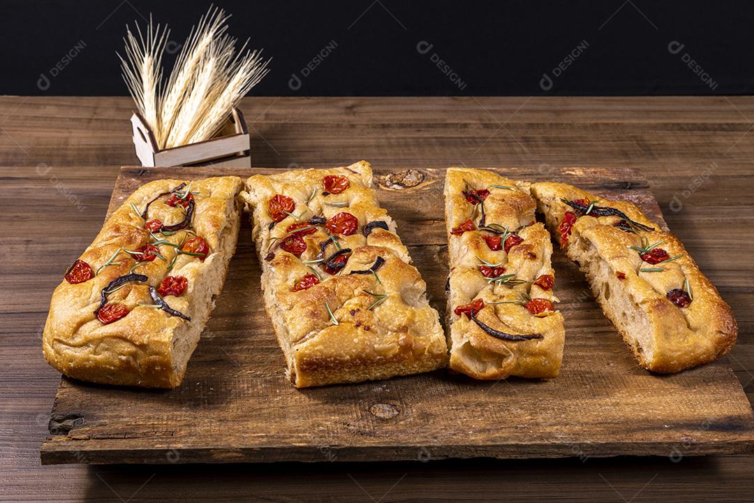 Fotos Focaccia tradicional italiana com calabresa, tomate cereja, azeitonas pretas, alecrim