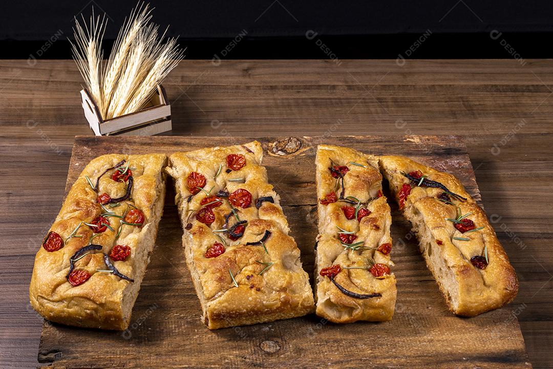 Fotos Focaccia tradicional italiana com calabresa, tomate cereja, azeitonas pretas, alecrim