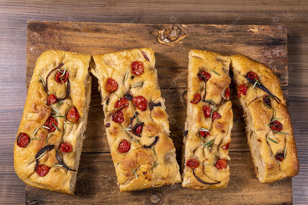 Fotos Focaccia tradicional italiana com calabresa, tomate cereja, azeitonas pretas, alecrim