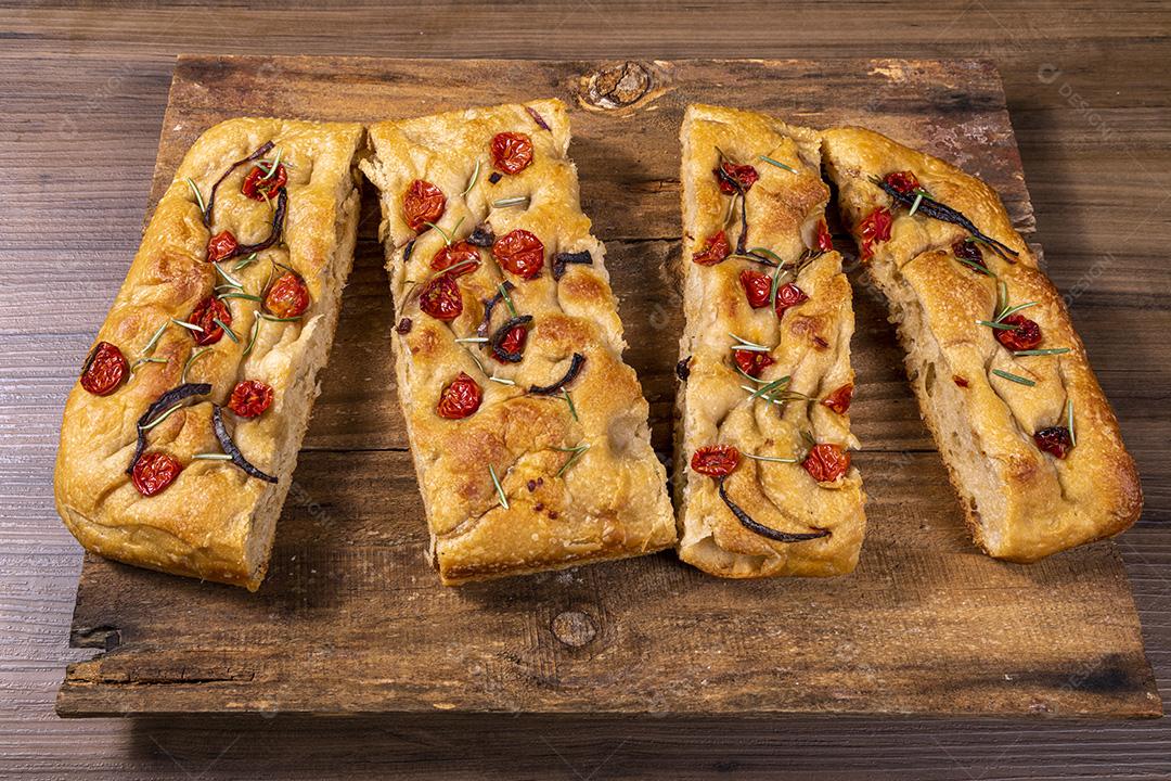 Fotos Focaccia tradicional italiana com calabresa, tomate cereja, azeitonas pretas, alecrim