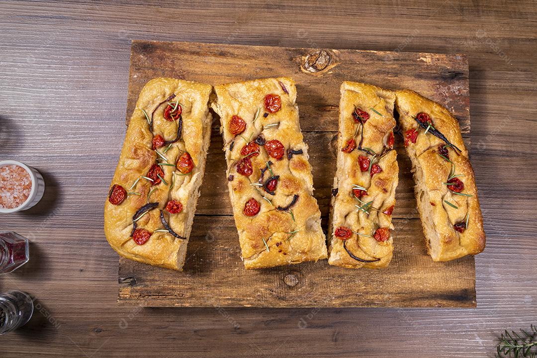 Fotos Focaccia tradicional italiana com calabresa, tomate cereja, azeitonas pretas, alecrim