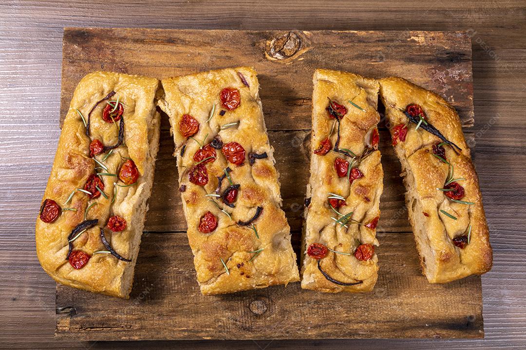 Fotos Focaccia tradicional italiana com calabresa, tomate cereja, azeitonas pretas, alecrim