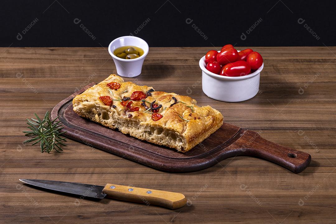 Fotos Focaccia tradicional italiana com calabresa, tomate cereja, azeitonas pretas, alecrim