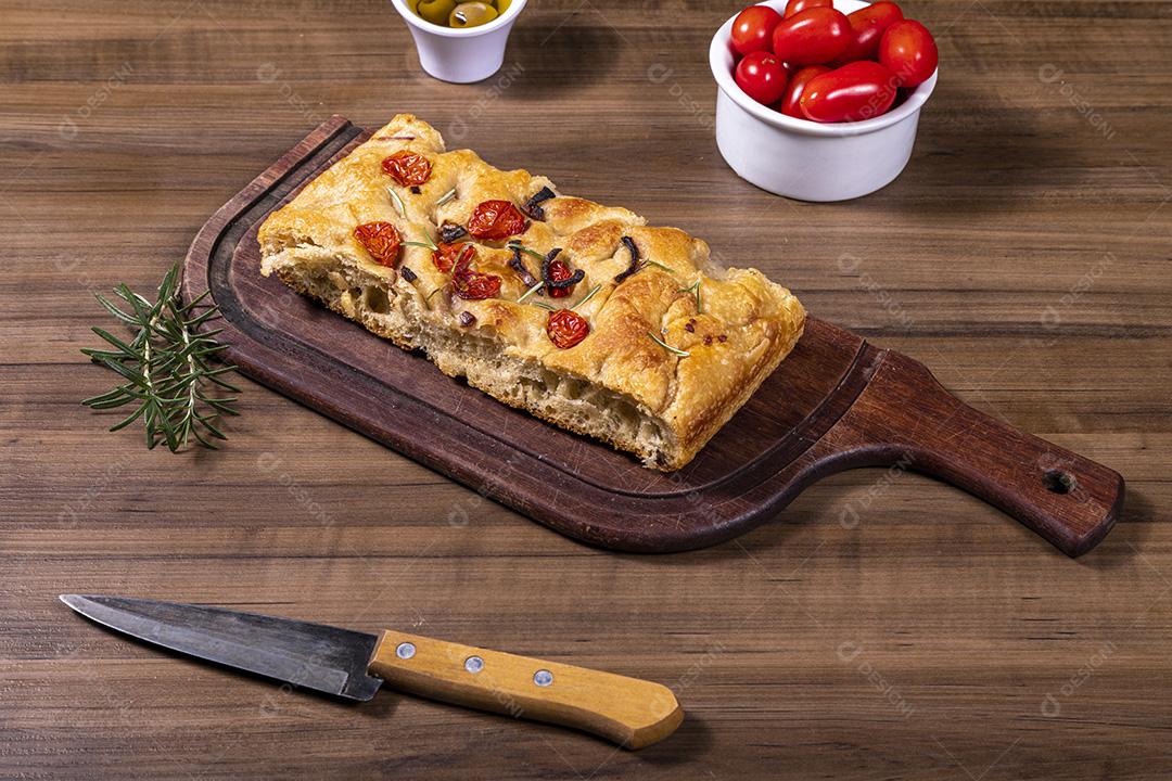 Fotos Focaccia tradicional italiana com calabresa, tomate cereja, azeitonas pretas, alecrim