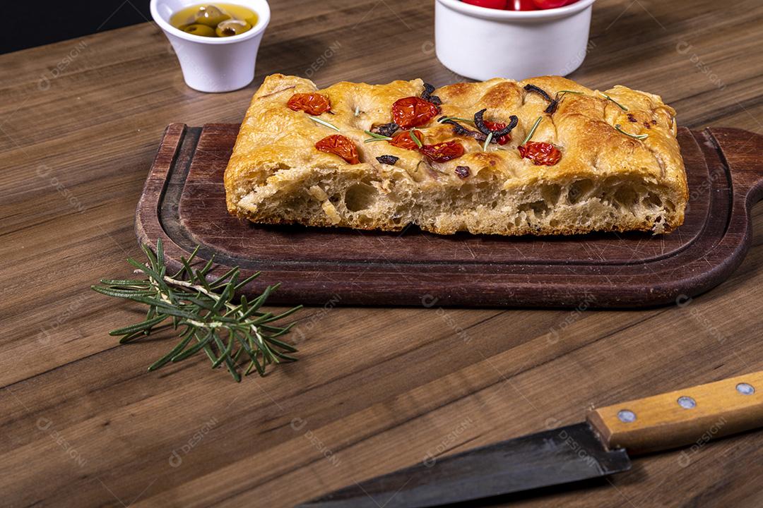 Fotos Focaccia tradicional italiana com calabresa, tomate cereja, azeitonas pretas, alecrim