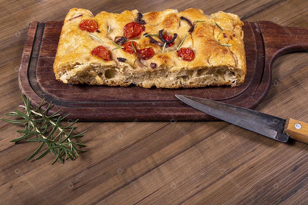 Fotos Focaccia tradicional italiana com calabresa, tomate cereja, azeitonas pretas, alecrim