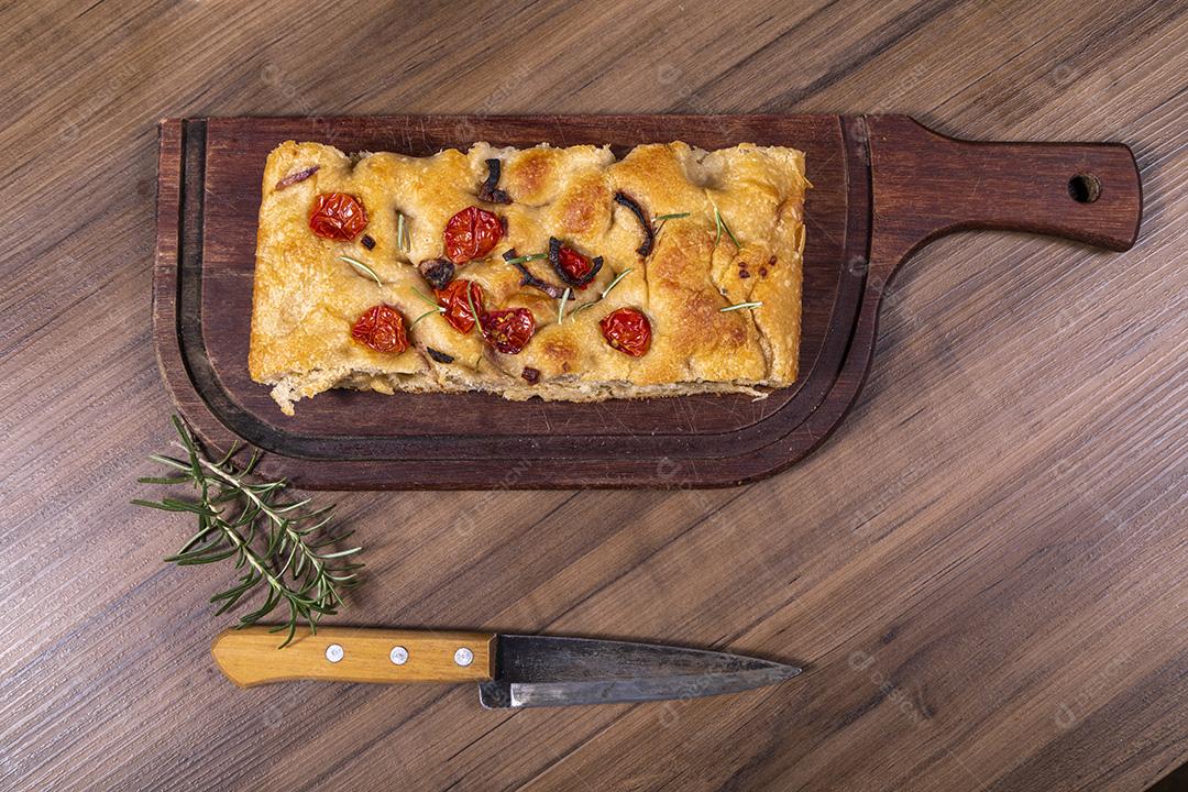 Fotos Focaccia tradicional italiana com calabresa, tomate cereja, azeitonas pretas, alecrim