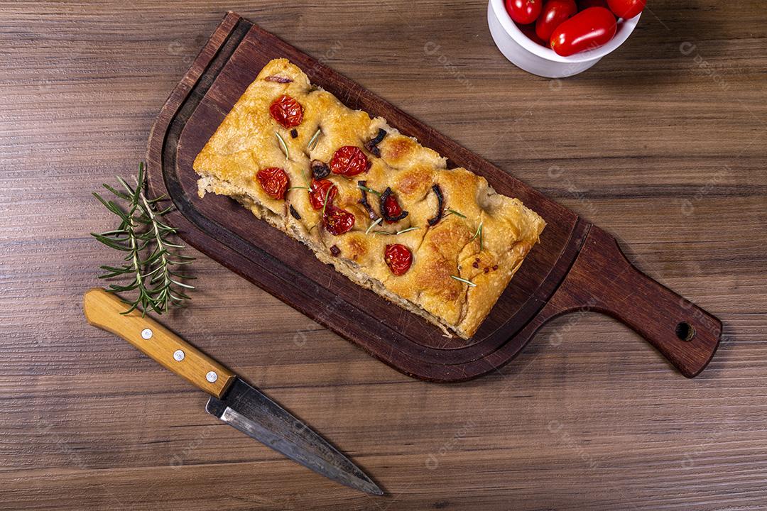 Fotos Focaccia tradicional italiana com calabresa, tomate cereja, azeitonas pretas, alecrim