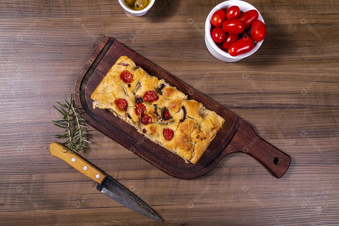 Fotos Focaccia tradicional italiana com calabresa, tomate cereja, azeitonas pretas, alecrim