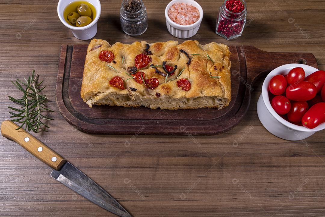 Fotos Focaccia tradicional italiana com calabresa, tomate cereja, azeitonas pretas, alecrim