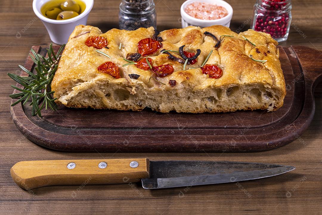 Fotos Focaccia tradicional italiana com calabresa, tomate cereja, azeitonas pretas, alecrim