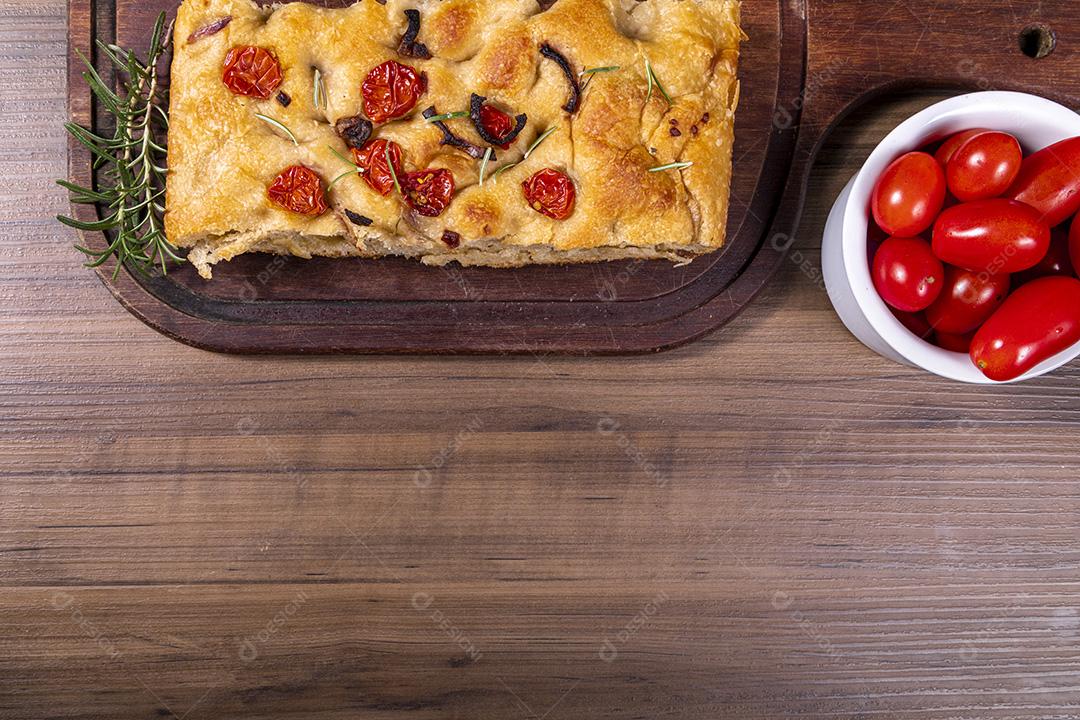 Fotos Focaccia tradicional italiana com calabresa, tomate cereja, azeitonas pretas, alecrim