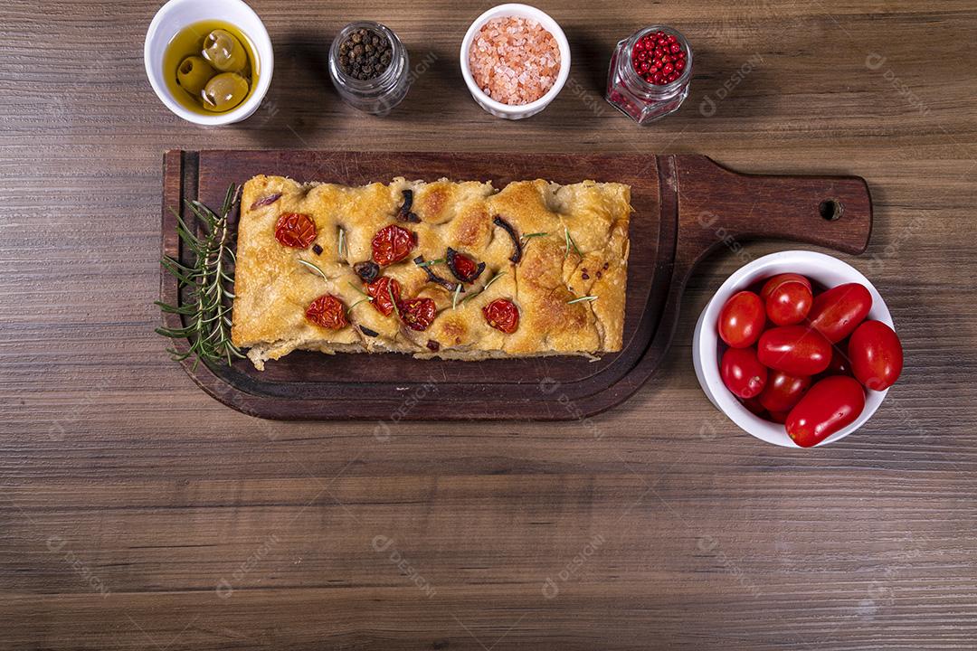 Fotos Focaccia tradicional italiana com calabresa, tomate cereja, azeitonas pretas, alecrim