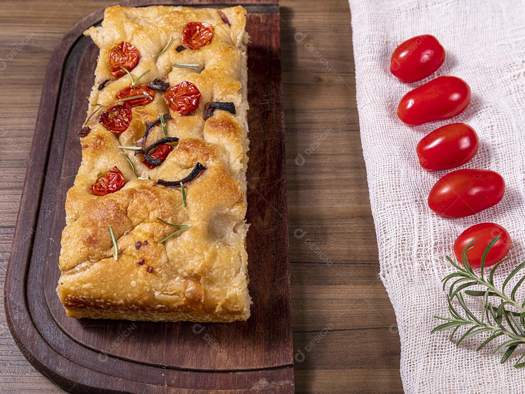 Fotos Focaccia tradicional italiana com calabresa, tomate cereja, azeitonas pretas, alecrim