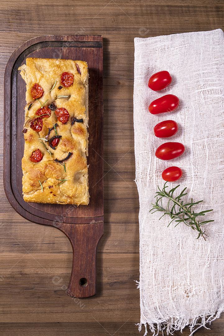 Fotos Focaccia tradicional italiana com calabresa, tomate cereja, azeitonas pretas, alecrim