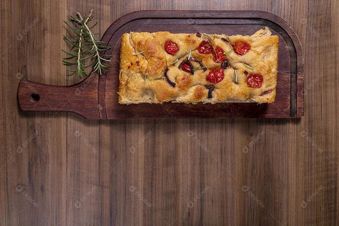 Fotos Focaccia tradicional italiana com calabresa, tomate cereja, azeitonas pretas, alecrim