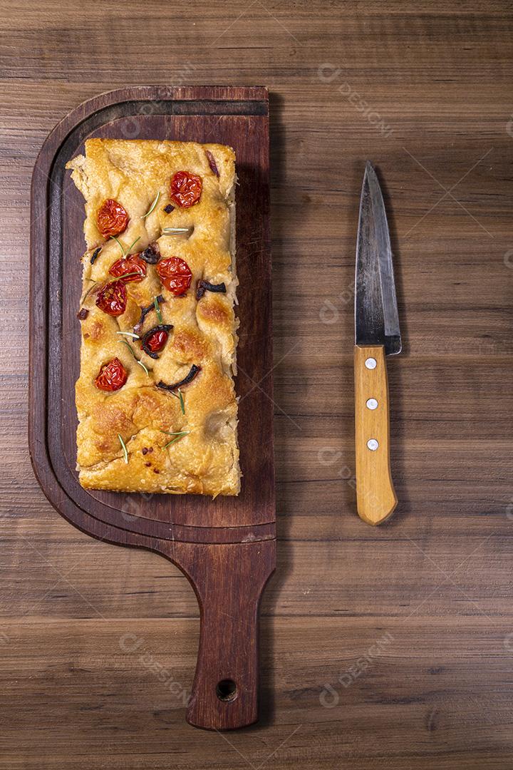 Fotos Focaccia tradicional italiana com calabresa, tomate cereja, azeitonas pretas, alecrim