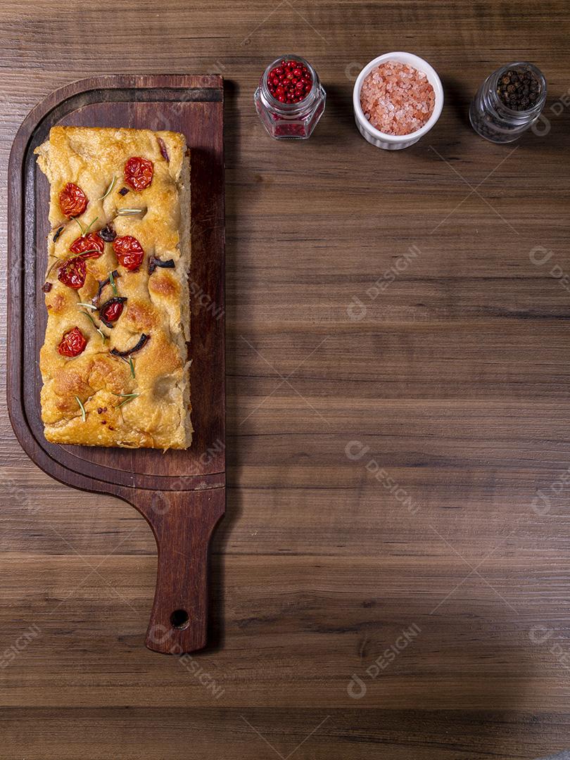Fotos Focaccia tradicional italiana com calabresa, tomate cereja, azeitonas pretas, alecrim