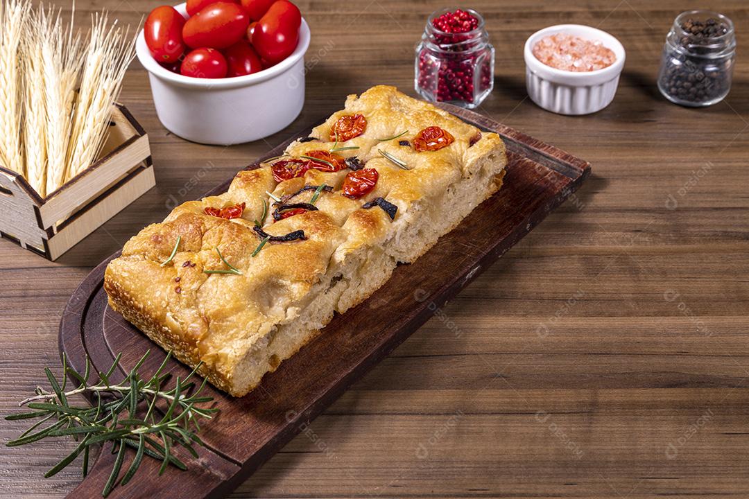 Fotos Focaccia tradicional italiana com calabresa, tomate cereja, azeitonas pretas, alecrim