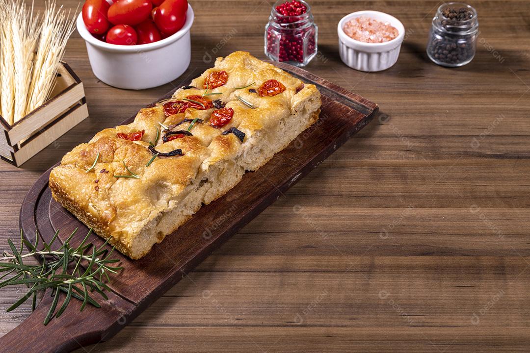 Fotos Focaccia tradicional italiana com calabresa, tomate cereja, azeitonas pretas, alecrim