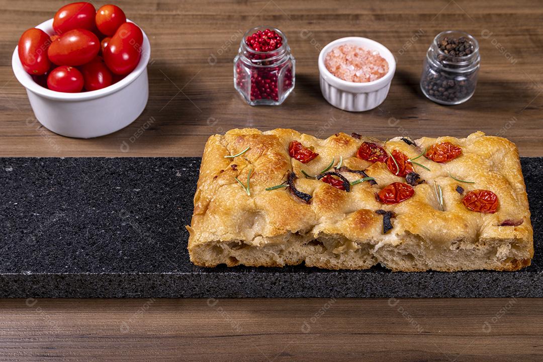 Fotos Focaccia tradicional italiana com calabresa, tomate cereja, azeitonas pretas, alecrim