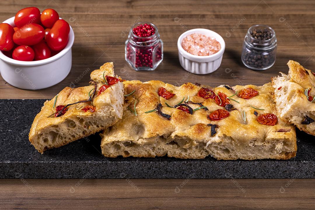 Fotos Focaccia tradicional italiana com calabresa, tomate cereja, azeitonas pretas, alecrim