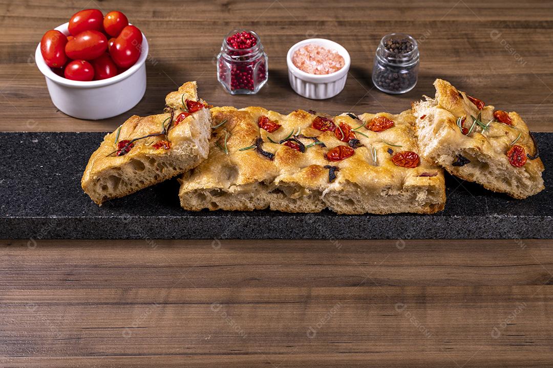 Fotos Focaccia tradicional italiana com calabresa, tomate cereja, azeitonas pretas, alecrim