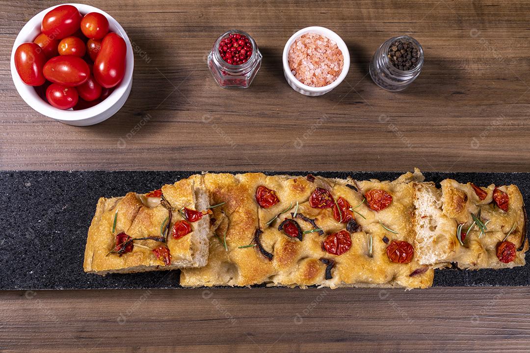 Fotos Focaccia tradicional italiana com calabresa, tomate cereja, azeitonas pretas, alecrim