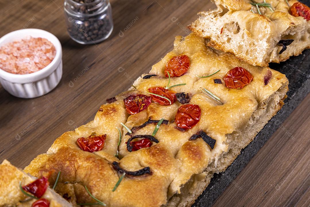 Fotos Focaccia tradicional italiana com calabresa, tomate cereja, azeitonas pretas, alecrim