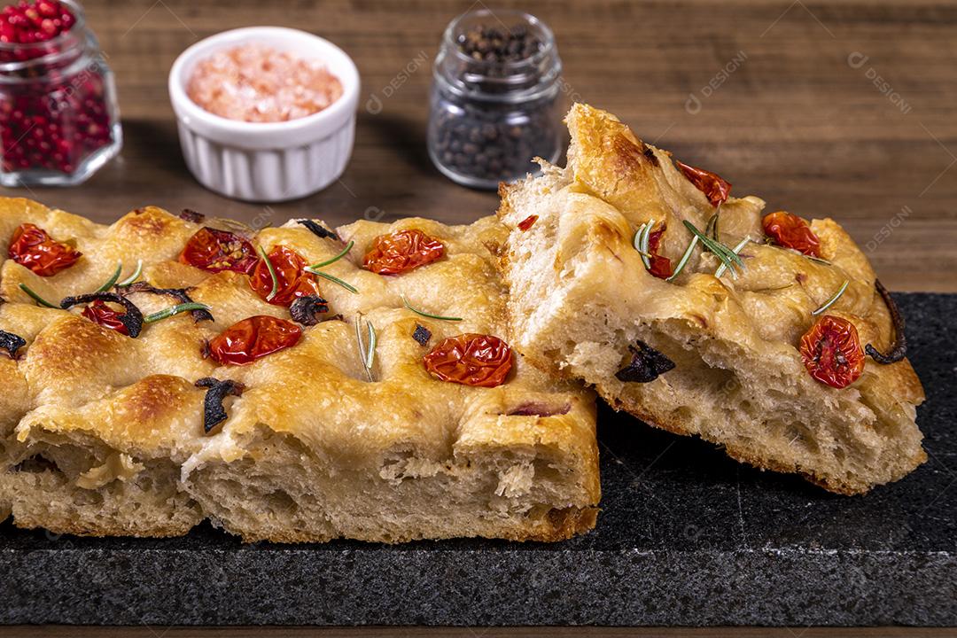 Fotos Tradicional italiana Focaccia com tomate cereja, azeitonas pretas e alecrim