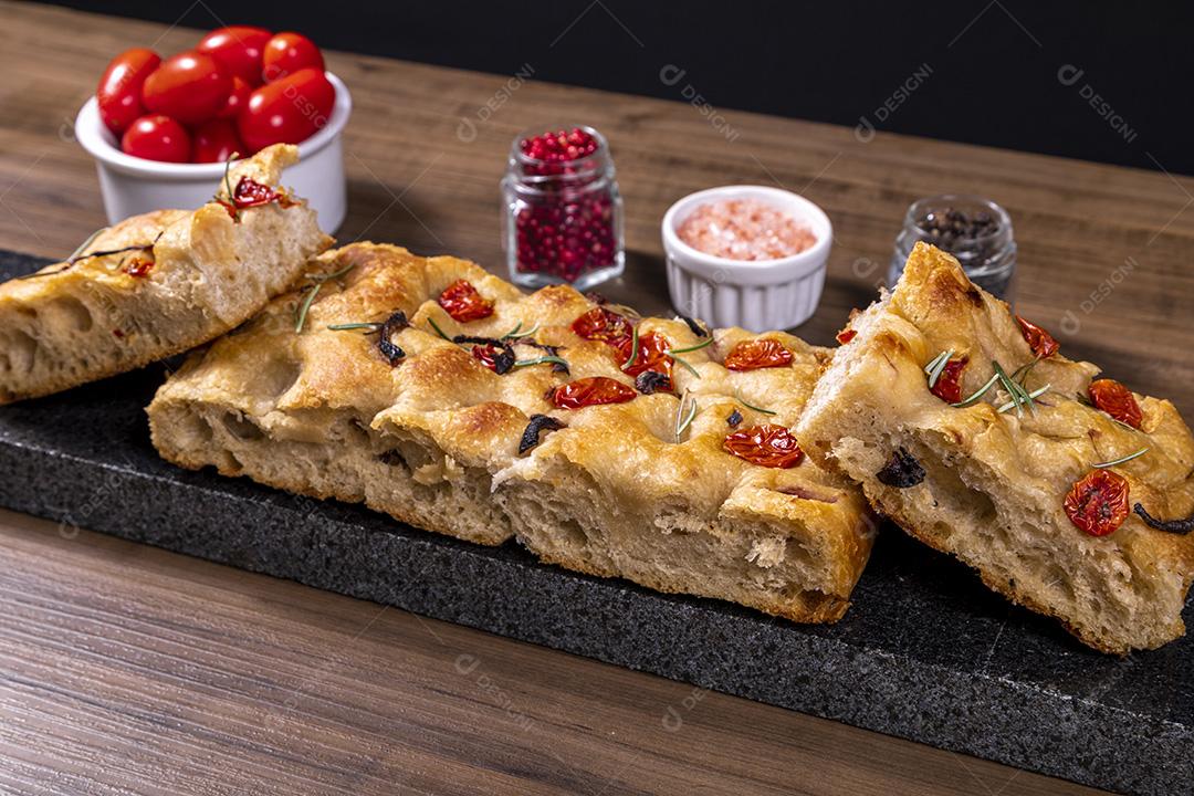 Fotos Tradicional italiana Focaccia com tomate cereja, azeitonas pretas e alecrim